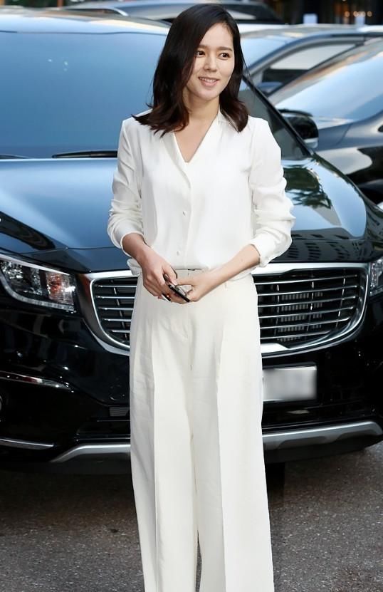 韩佳人真的老了，白衣穿扮难掩疲倦，法令纹太过出戏！