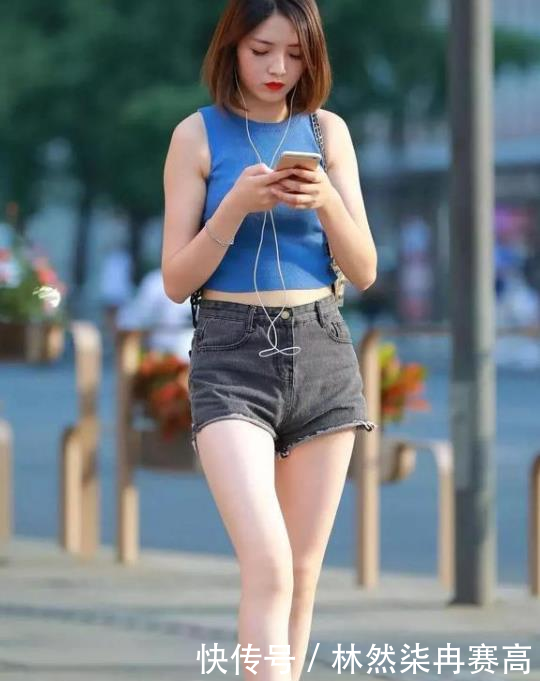  [美女]街拍：丰姿绰约的美女，一条棕色的吊带连衣裙，时尚魅力女人味