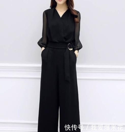 #女人#连衣裙不是贵就行了,70后女人穿这种款更年轻,遮肚显瘦又高贵