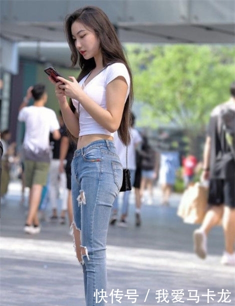  『气质』街拍：气质美女吊带连衣裙，展现温婉气质一双大长腿十分抢眼