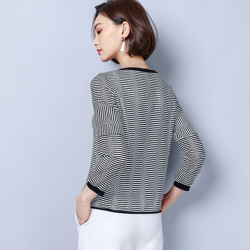 入秋后小姨只穿秋小衫，穿着嫩美又减龄，明明40岁，都说是我姐