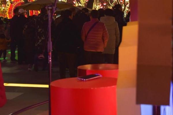 最美西安年：路边的手机无人拾遗，50万人踩过的地面纤尘不染