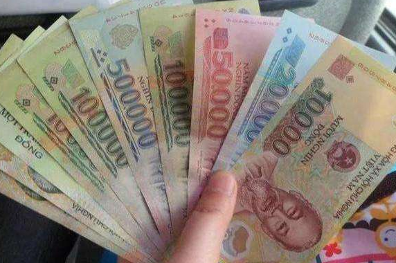 300块能换100万越南盾，能在越南买到什么？越南美女告诉你！