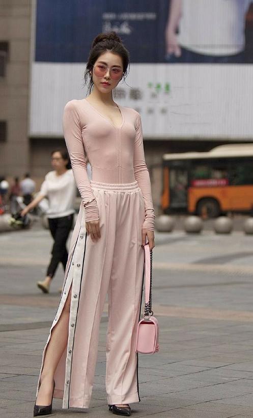 清秀漂亮的打底裤小姐姐展露迷人魅力，显得更加楚楚动人！