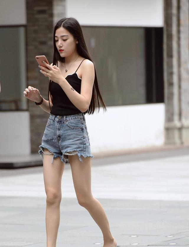 路人街拍，小姐姐身穿一身白色长裙，非常的唯美性感