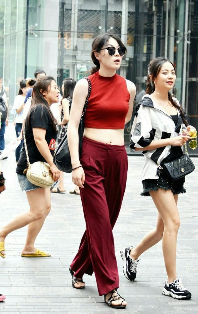  『气质』街拍：小姐姐红色上衣搭配黑色裙子，红黑搭配，显得很有气质