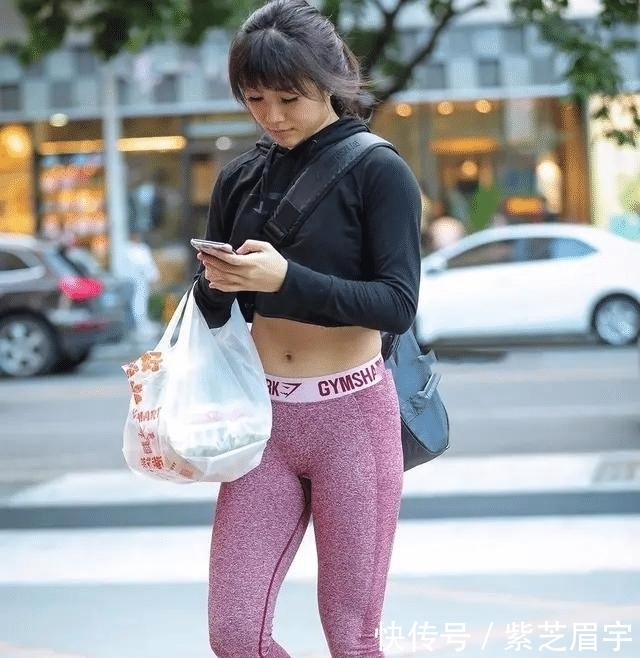 『底裤』打底裤贴身紧绷,在视觉上营造高挑既视感