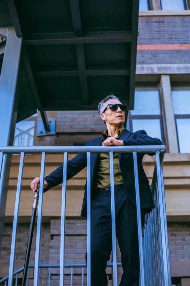 江苏大爷刘胜40年如一日坚持健身，如今成网红，参加米兰时装周！