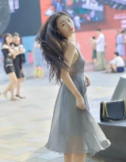  芳香@潮范儿女神来了，街拍：芳香袭人的小姐姐，一条灰色的连衣裙，时尚魅力女性风采