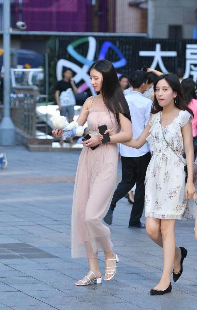 街拍: 这一组闺蜜不分伯仲, 女子力满满!