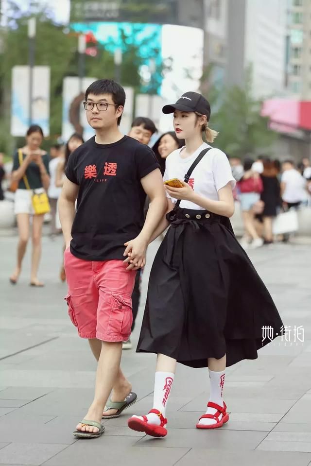 成都街拍，小黑裙这么穿最时髦！