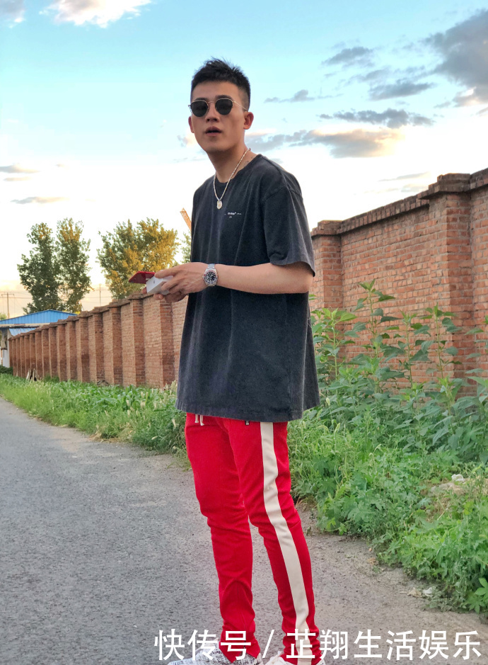 欧豪不过理了一个新发型，颜值爆表帅到飞起，却因搭错裤子变短腿