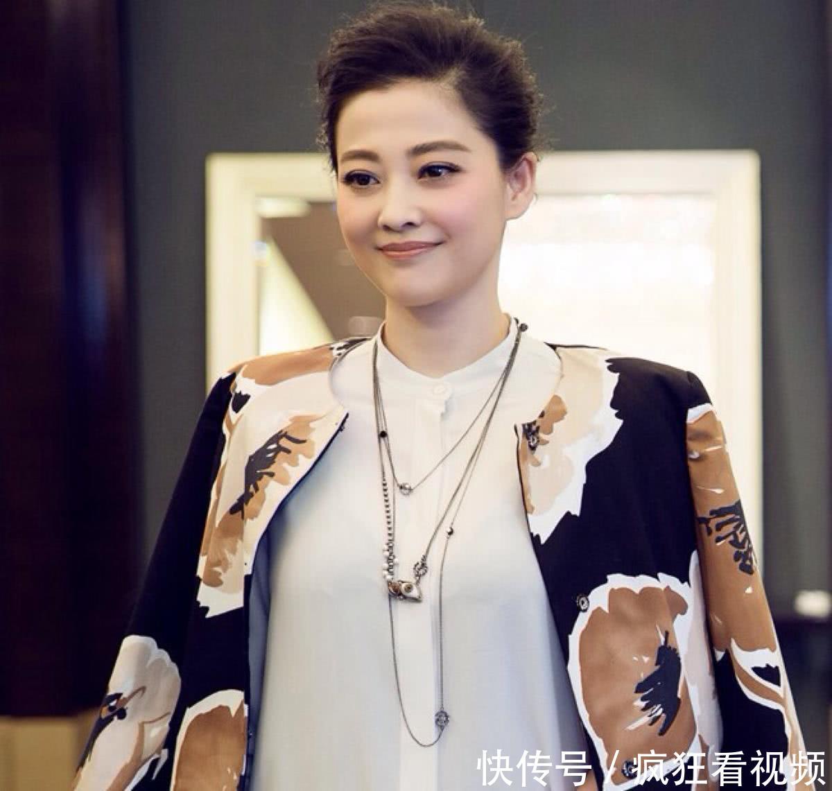 她是章子怡同班同学,闺蜜为前夫打过2次胎,二