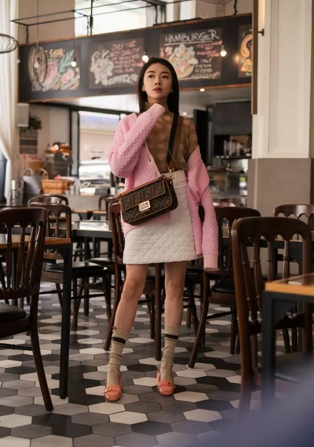  『色彩』春天鲜艳色系怎么穿？时尚博主教你玩转色彩搭配，成为街上的潮人