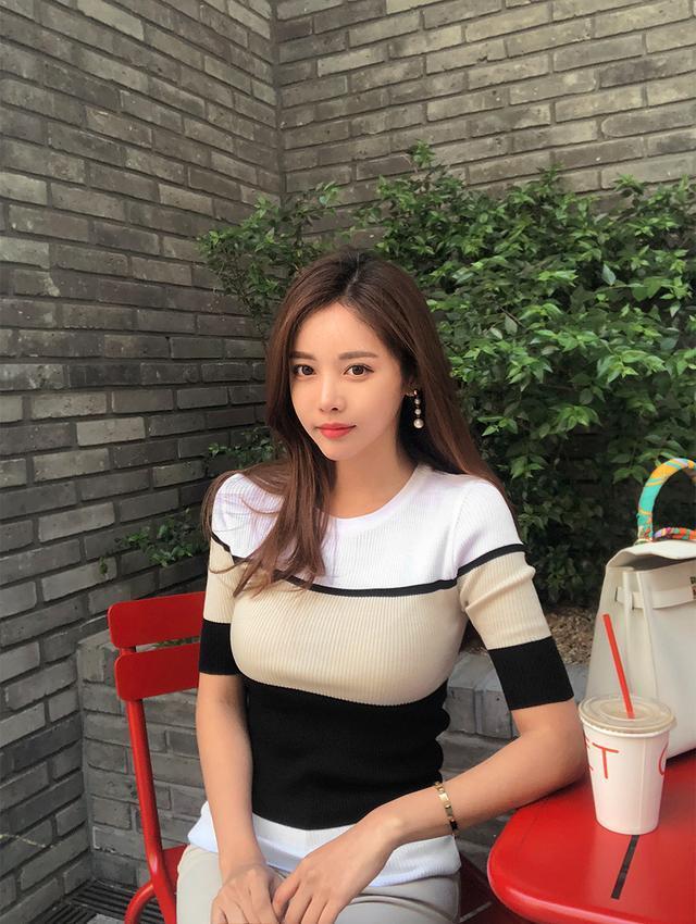 街拍：自带紧身效果的女人，小姐姐飘逸凉爽，极具女人味