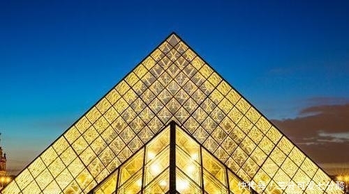 埃及的金字塔为什么不能爬外国小伙爬到顶后,找到了真相！