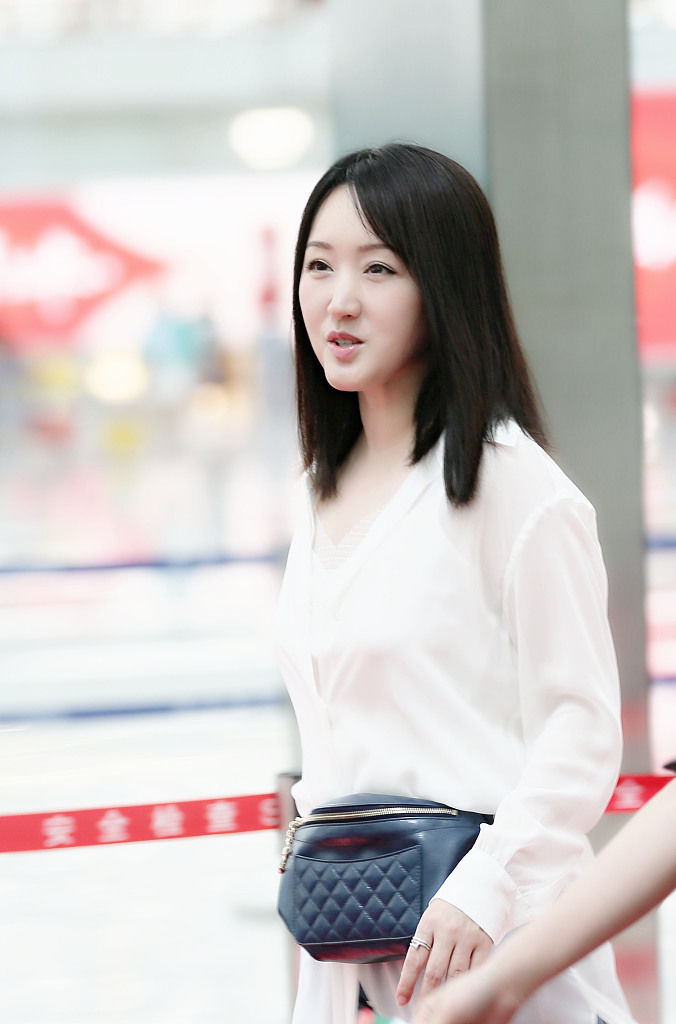 “逆生长代表”杨钰莹白色长裙仙气飘飘，长发披肩见镜头露甜笑