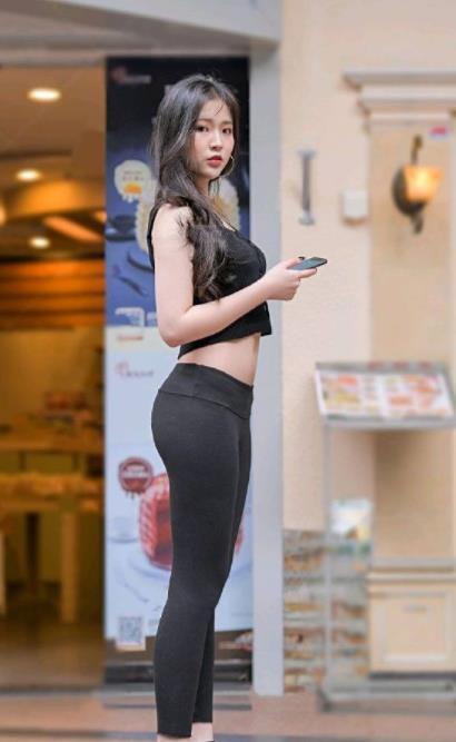 百褶裙:街拍:白色无袖配百褶裙,小美女千姿百媚,甜美可爱