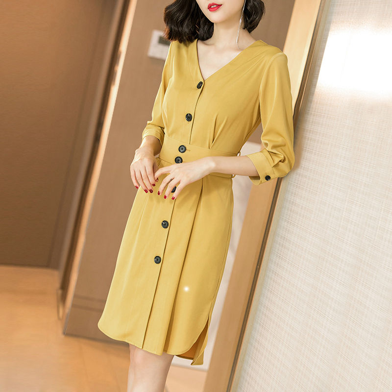 五十岁女人，建议你穿高贵点!学下面女人穿这裙，焕发高级女人味