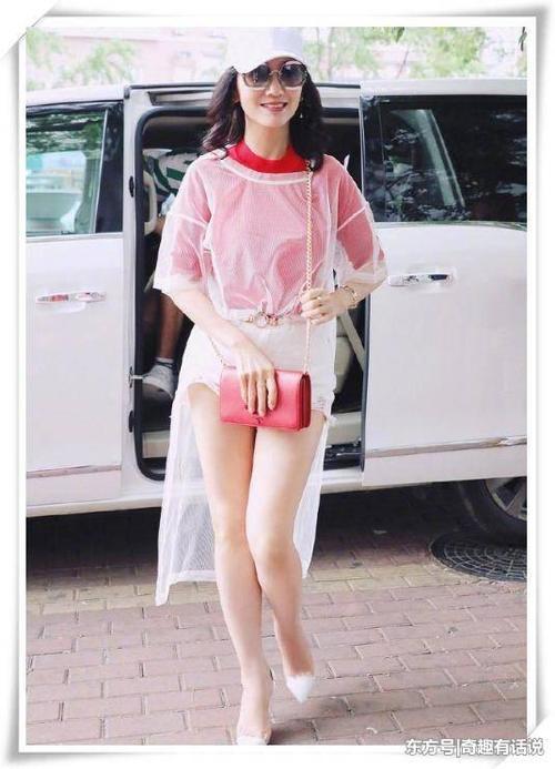 赵雅芝的短裤也太短了，难怪一直用包包挡着，64岁奶奶太拼了