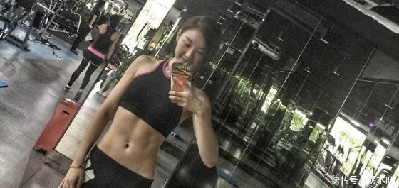 凹凸有致的打底裤美女,散发唯美气质,韵味十足