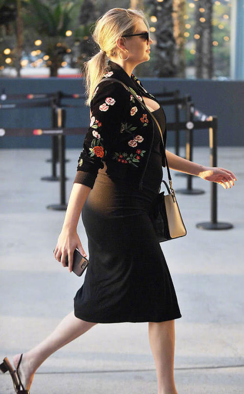 怀孕还能这么瘦？腿细得20岁女生都惭愧，维密天使凯特身材逆天！