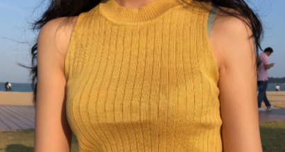 现在的小姑娘胆子真大!出门就穿这半透衫，好身材女人味挡不住