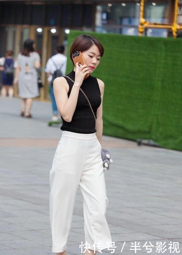 #美女#街拍:美女运动范的打底裤搭配小背心,轻松穿出魅力女人应有味道
