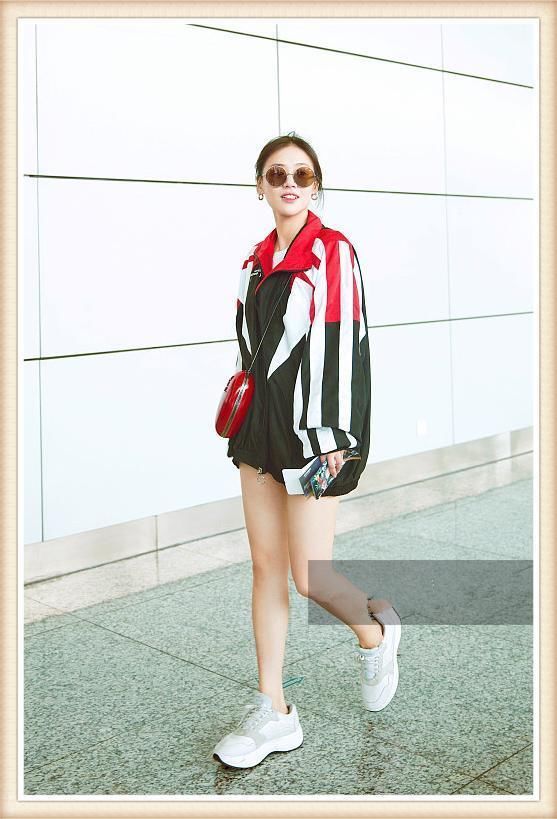 马思纯不走寻常路！穿热裤却配了件冲锋衣，网友：这效果我服！