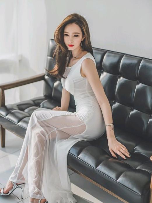  连衣|李妍静，一条白色的修身连衣长裙