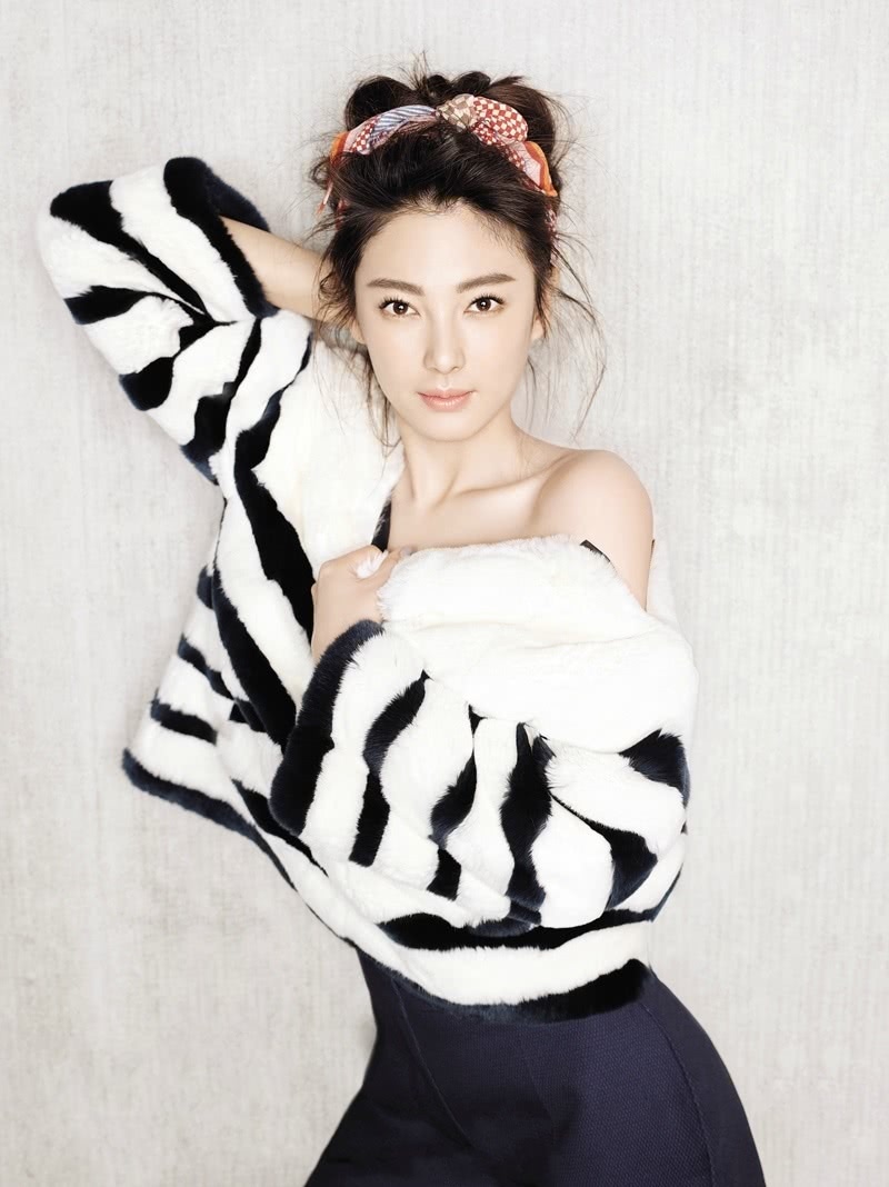 张雨绮短裤穿这么短，袁巴元同意吗？网友：这腿我彻底服了！