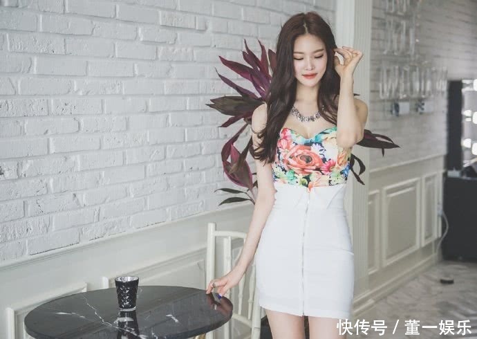 妩媚典雅的气质美女，碎花短裙显清新大气，成熟美韵让魅力绽放！