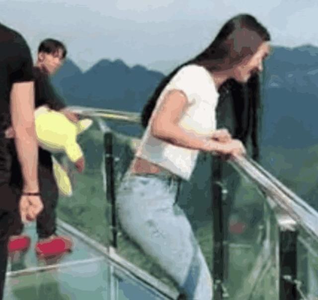 美女在玻璃栈道上拍照,却发生了这样的事情!网友:代价太大了!