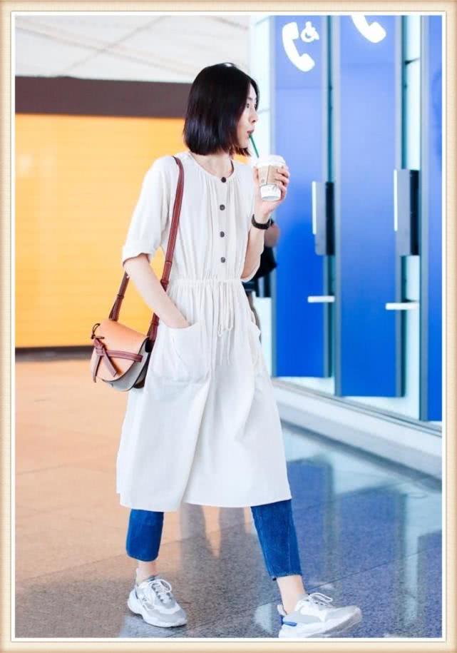 刘雯堪称最保守超模！小白裙里套裤子走机场，江疏影都比她放得开