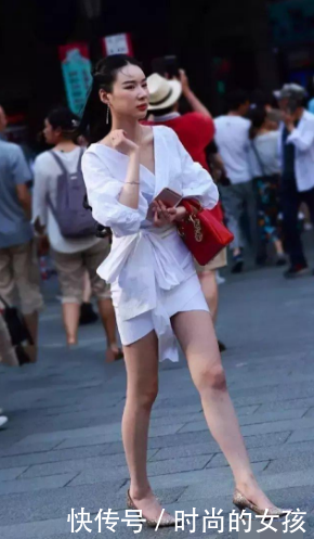 街拍：清秀白皙时尚性感小姐姐，美腿修长身材曼妙很动人！