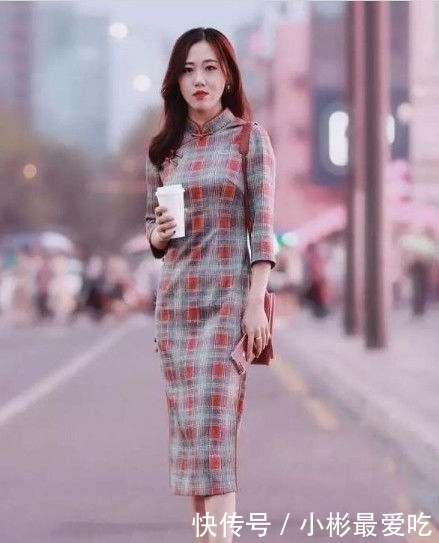 美女:美女穿着一身黑色的连衣裙,散发着一种成熟的美感与气质,街拍