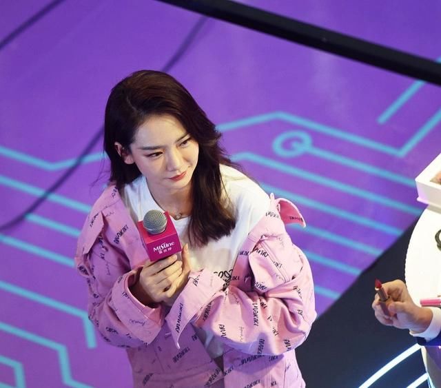 戚薇把腿穿这么细，真的不容易，毕竟年龄不小了！