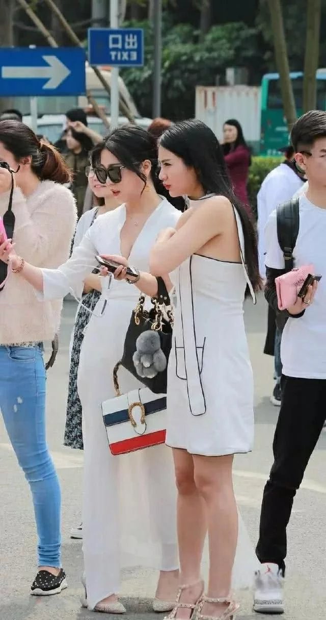 气质小姐姐霸道深V连衣裙，这样的连衣裙玩起了开叉，真是秀完身