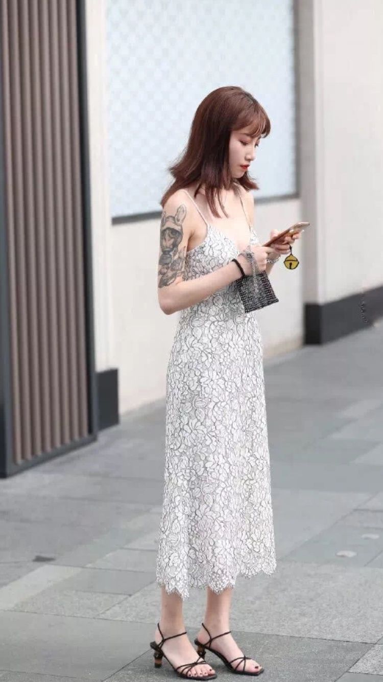 街拍丨吊带连衣裙衬托曼妙身材，可惜……