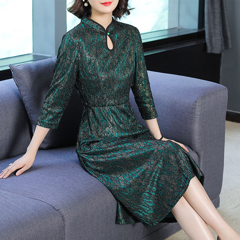 53岁老婆穿这“孔雀绿”秋裙，高贵轻盈巧减龄，没人敢喊:大妈