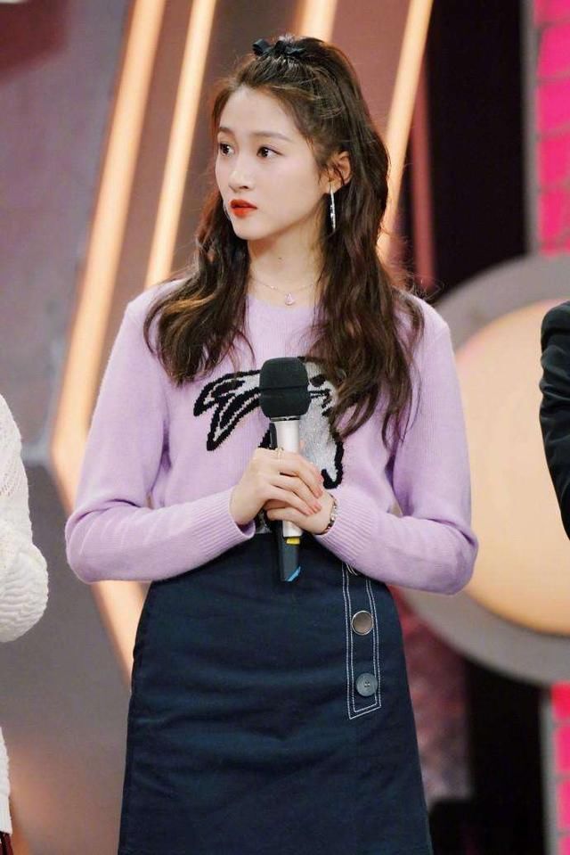 关晓彤厉害了，裙子本身就不长还往上提，网友：这样穿腿想短都难