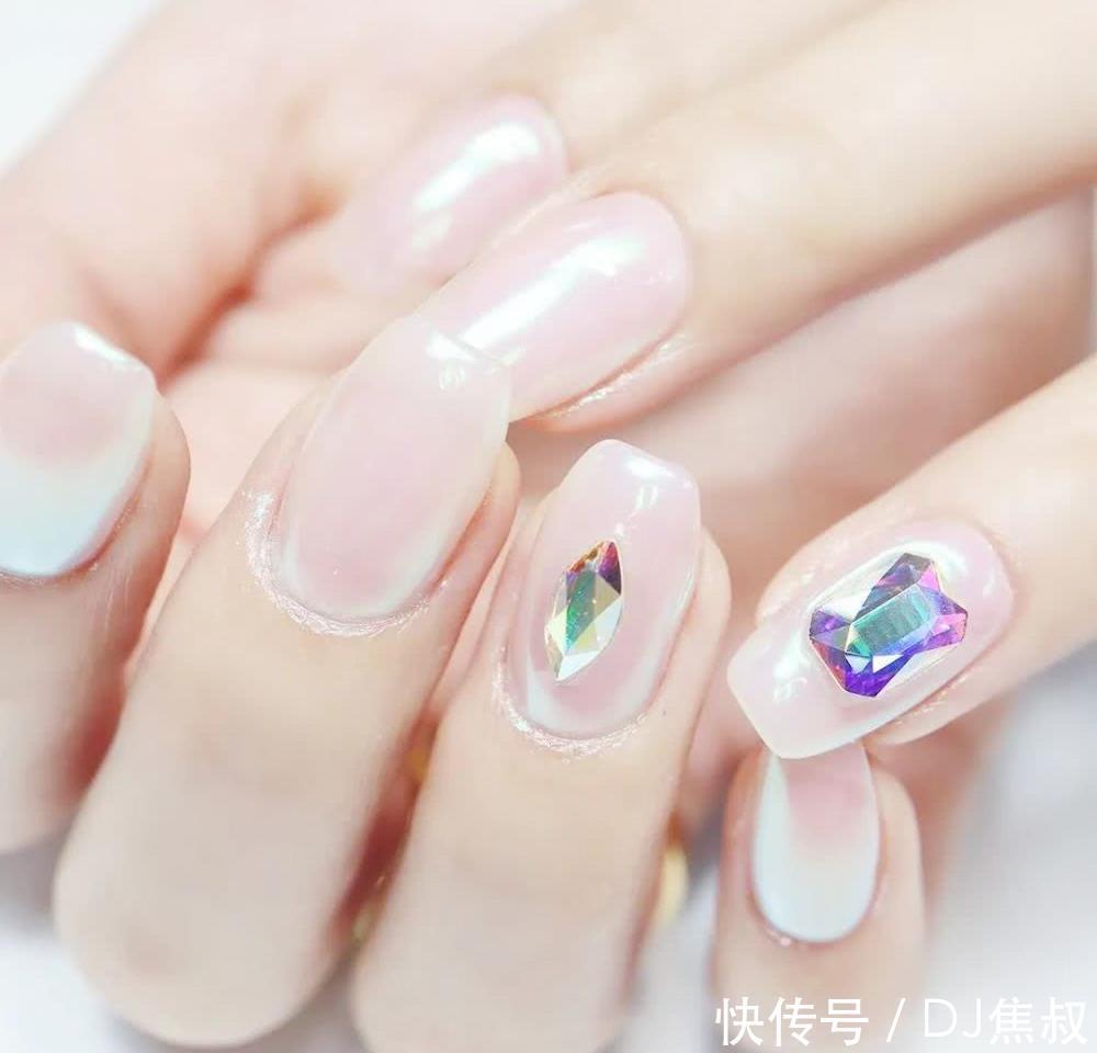 『闺蜜』做一次极光色美甲吧!闺蜜吵着让我陪她去做