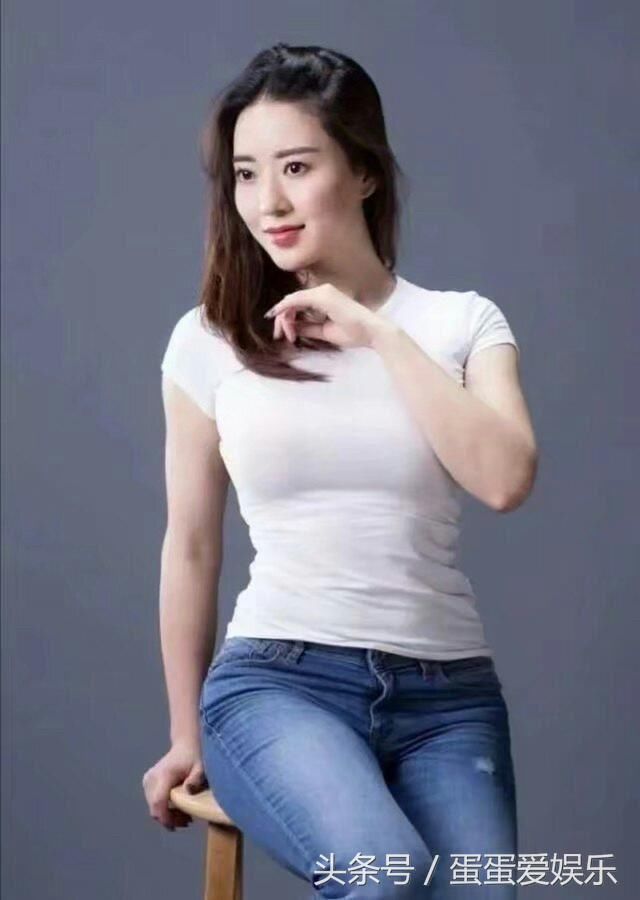 街拍:紧身衣也要有个“度”，这样勒人，真替你捏把汗!