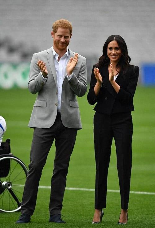 梅根王妃去运动场穿这种鞋,体现了她的高情商,和对哈里王子的爱!