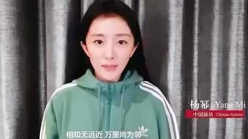  『打伞』孙俪拍《甄嬛传》时28岁，齐耳短发的她自己打伞为工作人员切蛋糕