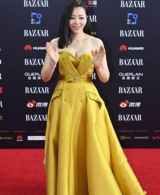 张靓颖为了“抢镜”也太拼了，穿成这样惊艳全场