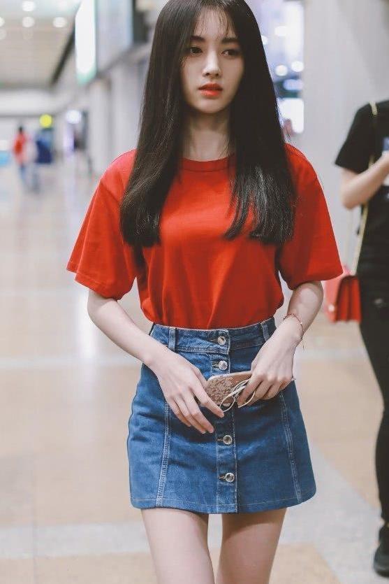 159cm的鞠婧祎身材绝了，巴掌大的裙子塞不满，分你点肉吧！