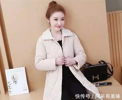「迷人」再见了,呢子大衣!过年穿:羊羔毛外套+烟管裤,时髦美嫩特迷人