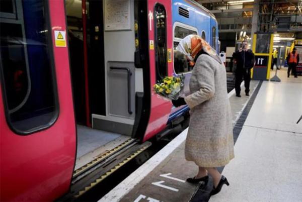 92岁英女王提倡节俭！独自出门赶火车，省下皇家列车5万英镑