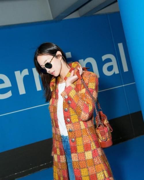  『凹出』纯色外搭太没新意？那就穿上新风尚拼色外套，凹出精致高雅格调